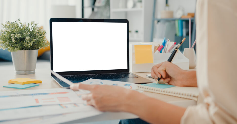 Femme qui écrit devant un ordinateur